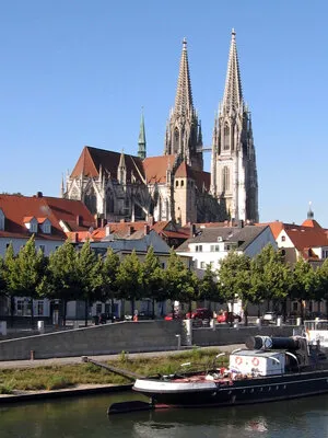 Catedral de Ratisbona sobre el casco antiguo, delante el Danubio con un barco