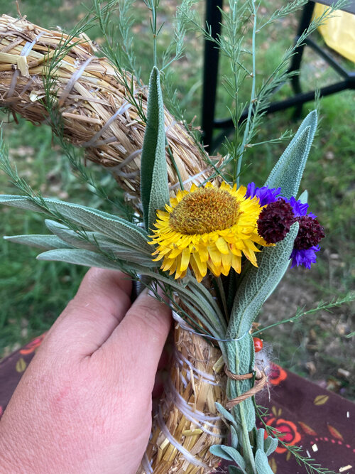 Corona: un ramillete de flores y hojas se ata a una base de paja