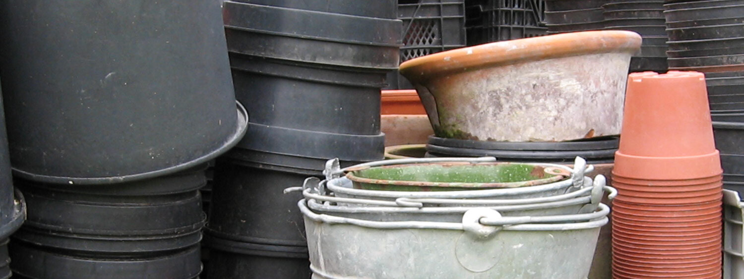 Distintos recipientes para plantas