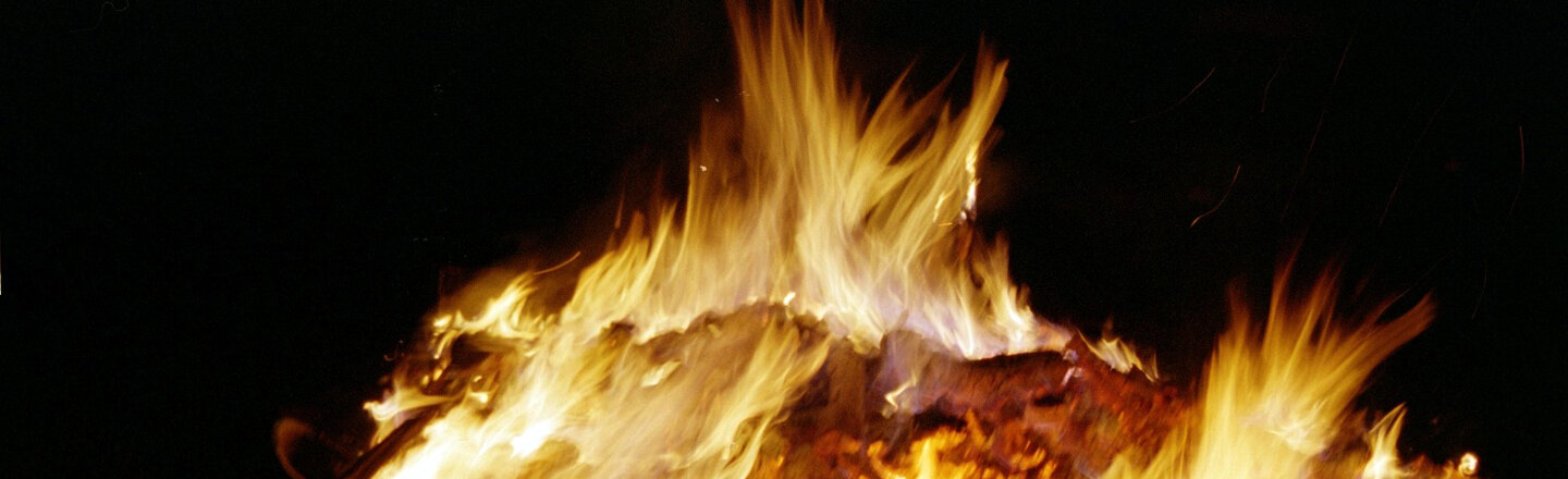 Hoguera ardiendo en la noche del solsticio de invierno