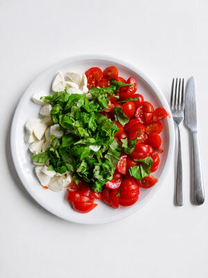 Ensalada caprese con tomates, albahaca y mozzarella