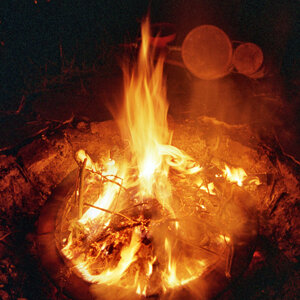 Hoguera ardiendo en la noche