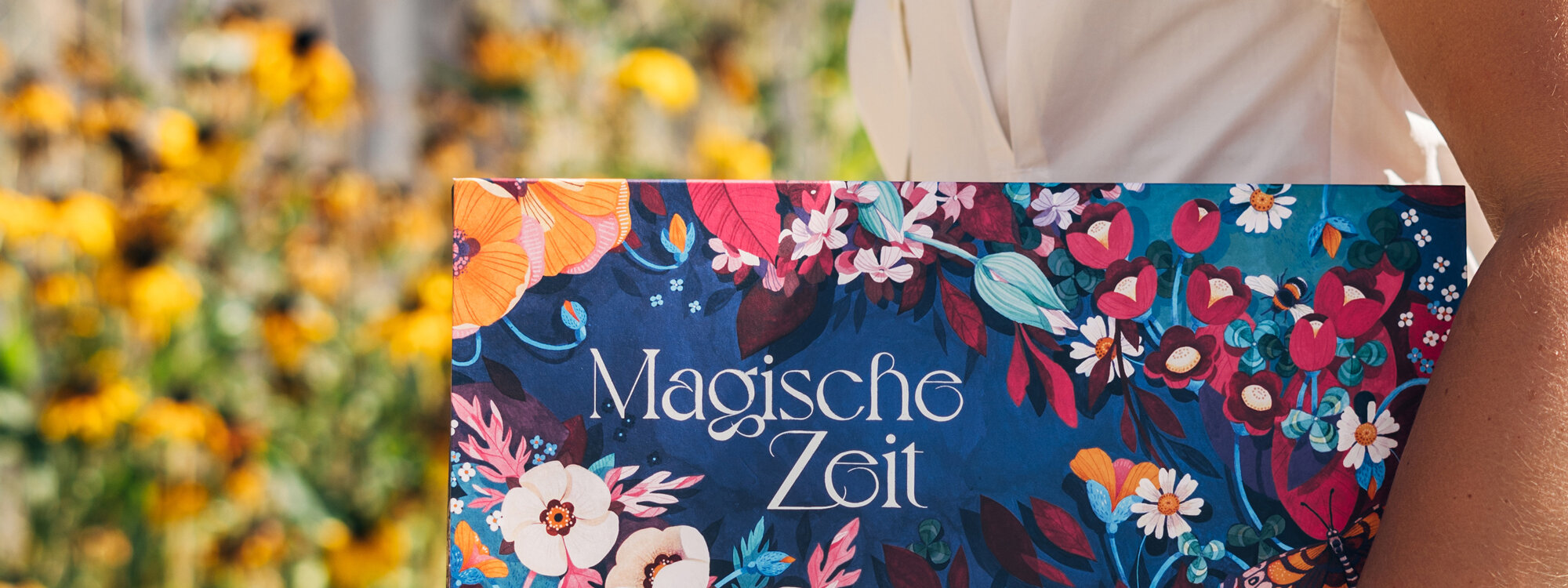 Caja del calendario de adviento de semillas ecológicas «Tiempo mágico» Un mar de flores silvestres ante flores amarillas