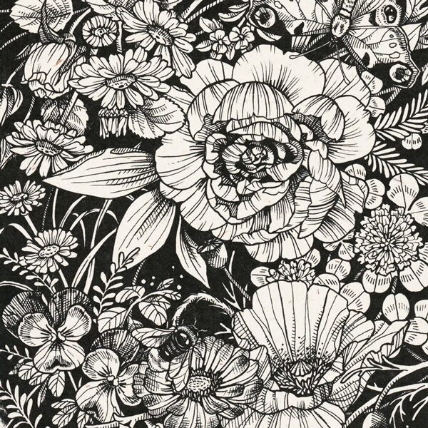 Dibujo en blanco y negro de flores apiñadas con una abeja y una mariposa