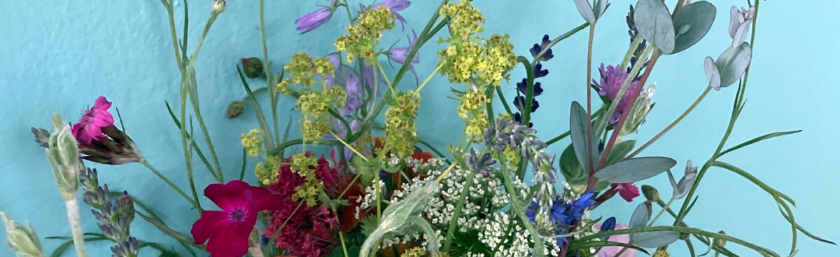 Fuego, flores y aroma de hierbas - celebra la magia de la noche de San Juan - Fuego, flores y aroma de hierbas - celebra la magia de la noche de San Juan